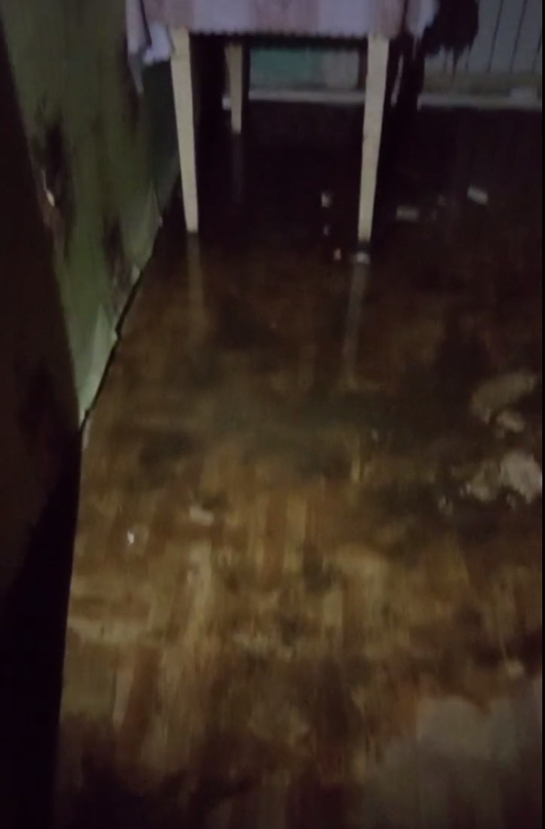 Прийшов &quot;руский мір&quot;. В окупованому Маріуполі будинки заливає нечистотами, місцеві обурені